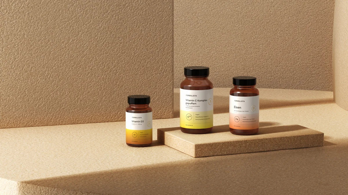Formulista Vitamin D3, Vitamin C Komplex and Eisen jars on a sand-coloured plinth